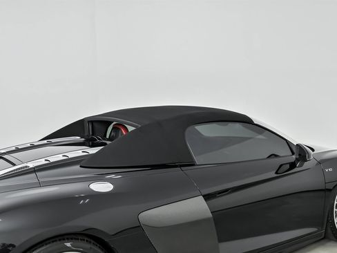 Used 2017 Audi R8 V10 w/ Ceramic Brake Package image 18