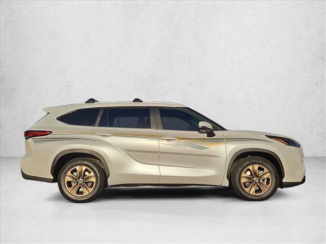 Used 2023 Toyota Highlander Bronze Edition FWD image 4