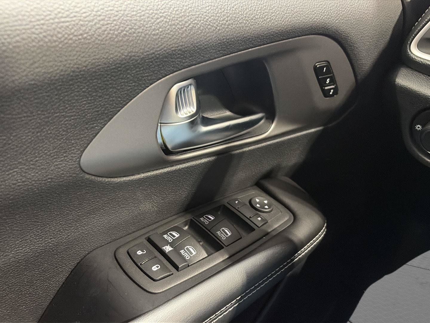 New 2027 Chrysler Pacifica Select FWD image 19