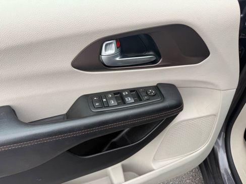 Used 2017 Chrysler Pacifica Touring-L image 15