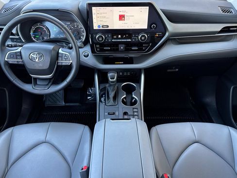 Used 2024 Toyota Highlander XLE AWD/4WD image 15
