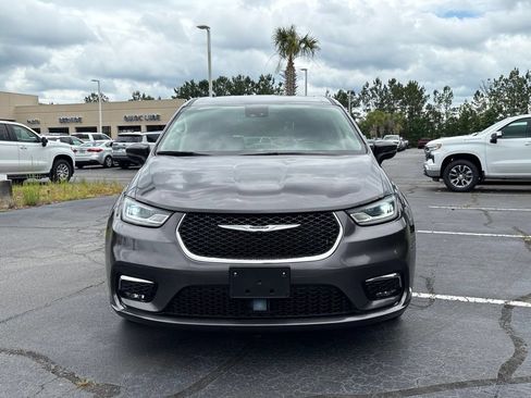 Used 2023 Chrysler Pacifica Touring-L FWD image 2