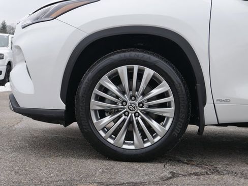 Used 2024 Toyota Highlander Platinum image 10