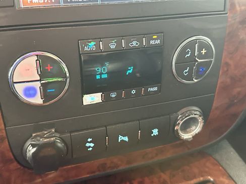 Used 2010 Chevrolet Suburban LTZ image 19