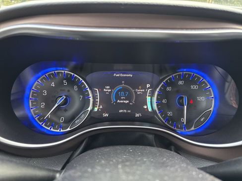 Used 2019 Chrysler Pacifica Touring-L Plus w/ Tire & Wheel Group image 10