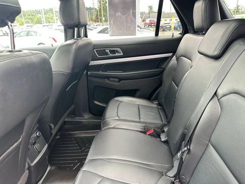 Used 2017 Ford Explorer XLT w/ Equipment Group 202A AWD/4WD image 19