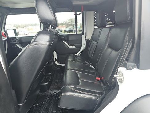 Used 2017 Jeep Wrangler Unlimited Rubicon w/ Connectivity Group image 24