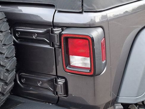 Used 2018 Jeep Wrangler Sport image 11