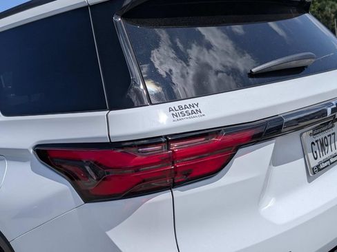 Used 2023 Chevrolet Traverse RS w/ LPO, Floor Liner Package AWD/4WD image 8