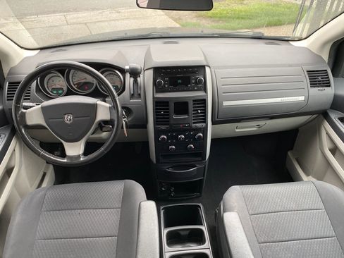 Used 2010 Dodge Grand Caravan Hero FWD image 4