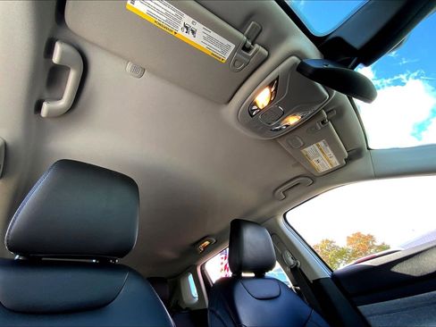 Certified 2022 Jeep Compass Latitude w/ Convenience Group image 12