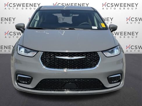 Used 2023 Chrysler Pacifica Touring-L FWD image 8