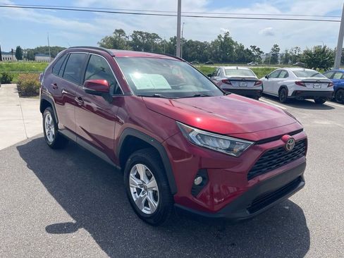 Used 2021 Toyota RAV4 XLE w/ Convenience Package FWD image 3