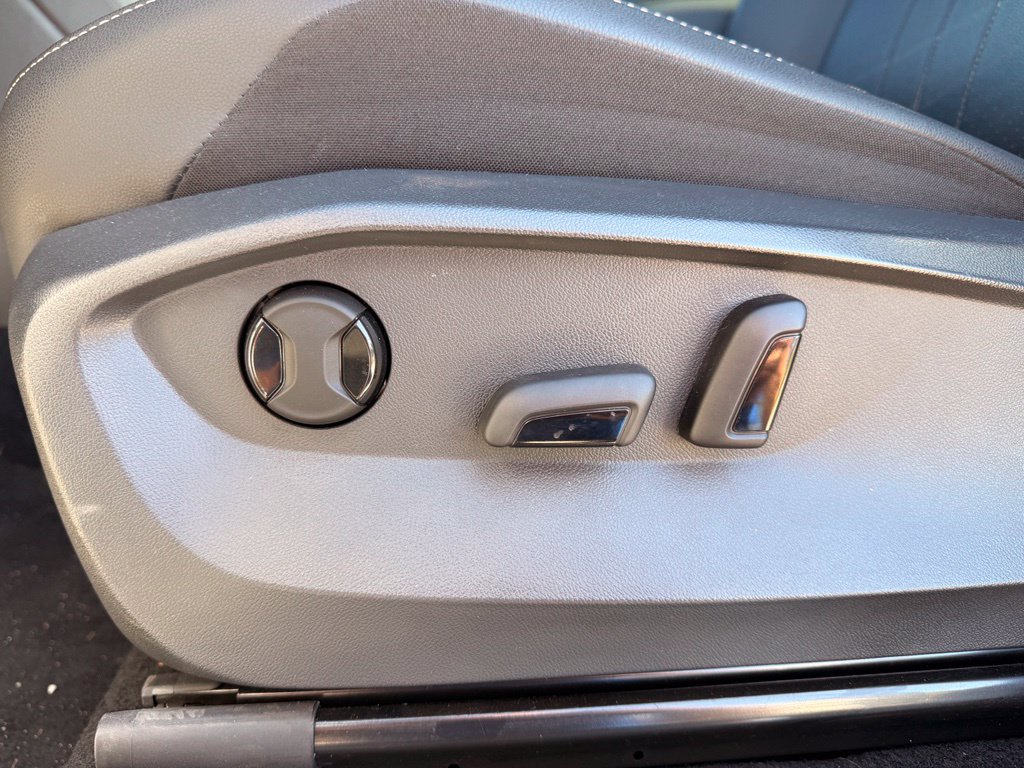 Used 2024 Volkswagen Tiguan SE R-Line FWD image 21