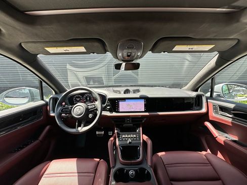 Used 2025 Porsche Cayenne Turbo image 35