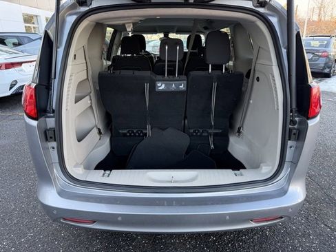 Used 2017 Chrysler Pacifica Touring image 9