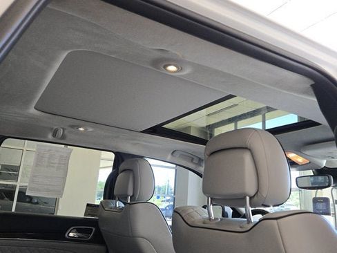 Used 2019 Jeep Grand Cherokee Summit AWD/4WD image 8