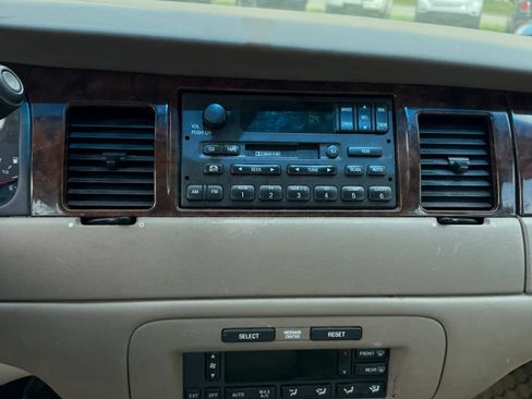 Used 2000 Lincoln Town Car Executive RWD image 12