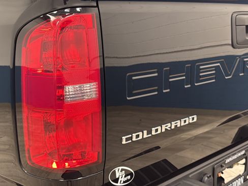 Used 2022 Chevrolet Colorado Z71 w/ Z71 Midnight Edition AWD/4WD image 38