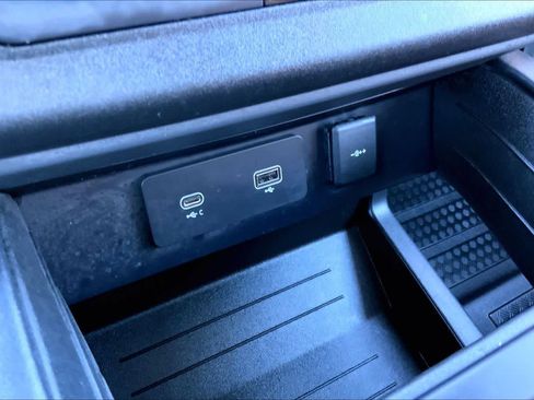 Used 2023 Land Rover Defender 130 X-Dynamic SE image 34