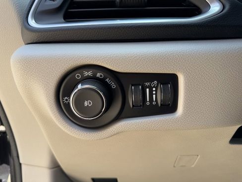 Used 2017 Chrysler Pacifica Touring-L Plus w/ Tire & Wheel Group image 20