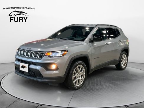 Used 2023 Jeep Compass Latitude AWD/4WD image 7