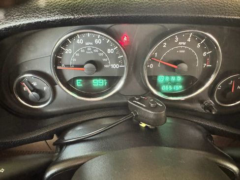 Used 2015 Jeep Wrangler Unlimited Sahara w/ Connectivity Group AWD/4WD image 15