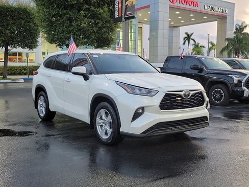 Used 2020 Toyota Highlander LE AWD/4WD image 2
