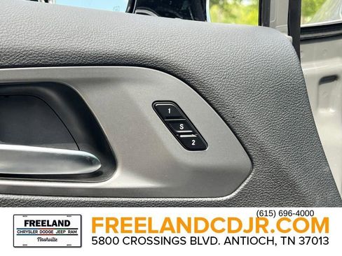 New 2025 Chrysler Pacifica Select image 18