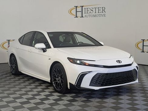 Used 2025 Toyota Camry SE w/ Convenience Package FWD image 2