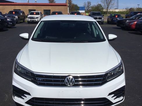 Used 2017 Volkswagen Passat 1.8T R-Line w/ R-Line Lighting Package FWD image 8