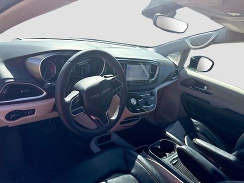 Used 2024 Chrysler Pacifica Touring-L FWD image 9