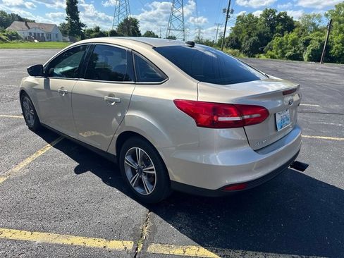Used 2018 Ford Focus SE w/ SE Appearance Package FWD image 4