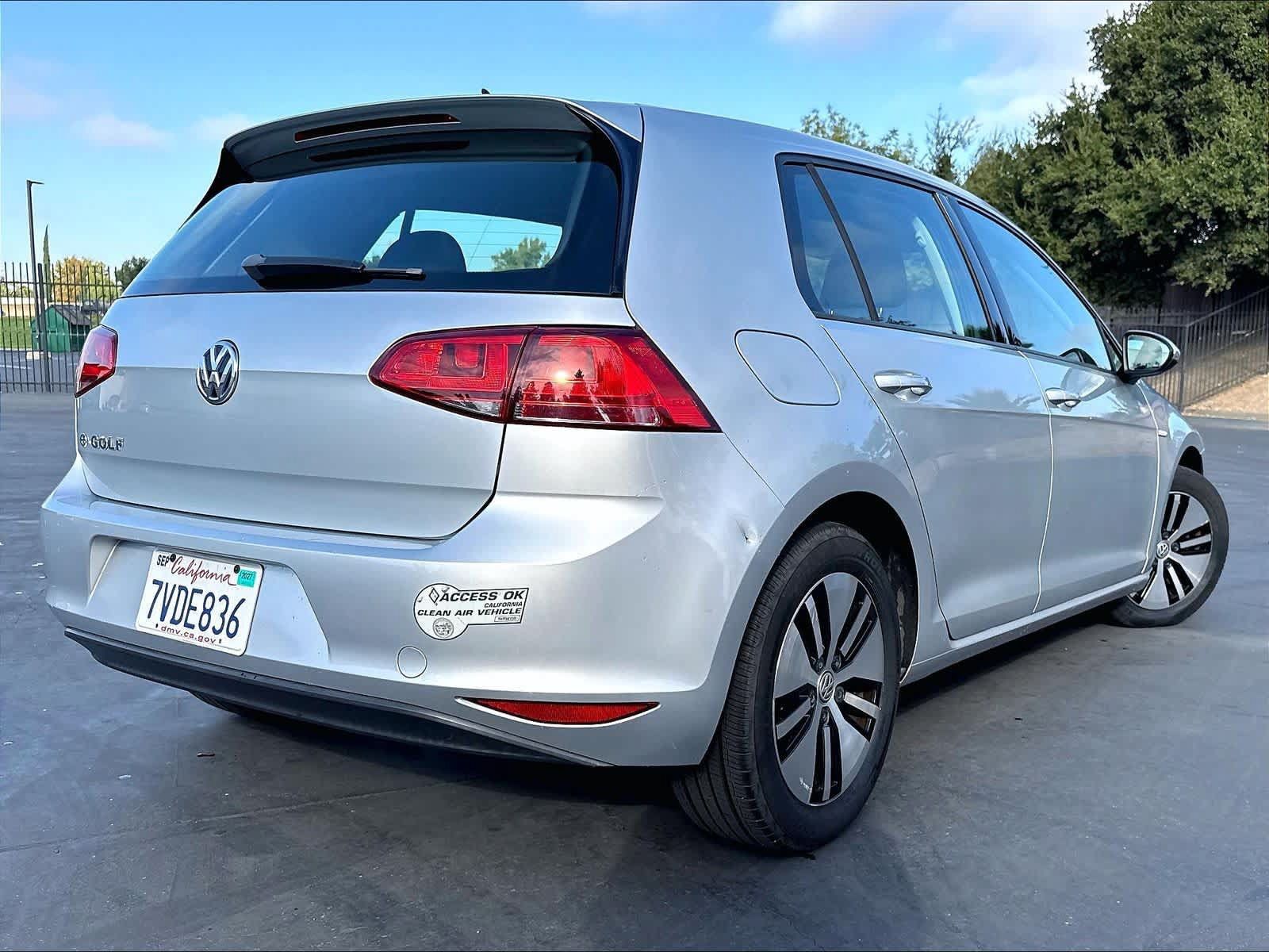 Used 2016 Volkswagen e-Golf SE w/ DC Fast Charging Package FWD image 4