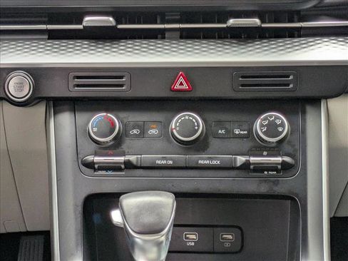 Used 2024 Kia Carnival LX image 18