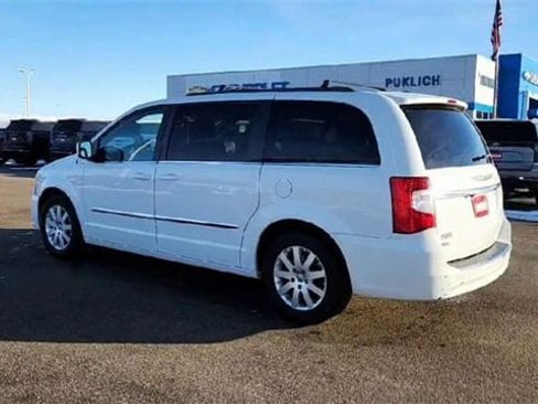 Used 2014 Chrysler Town & Country Touring image 6