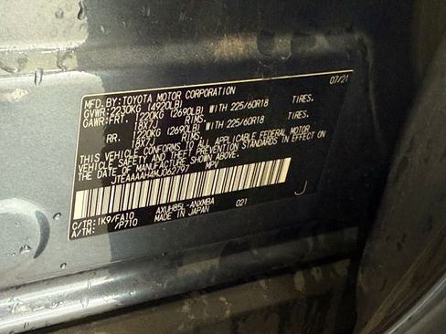 Certified 2021 Toyota Venza LE w/ Carpet Mat Package (TMS) image 35