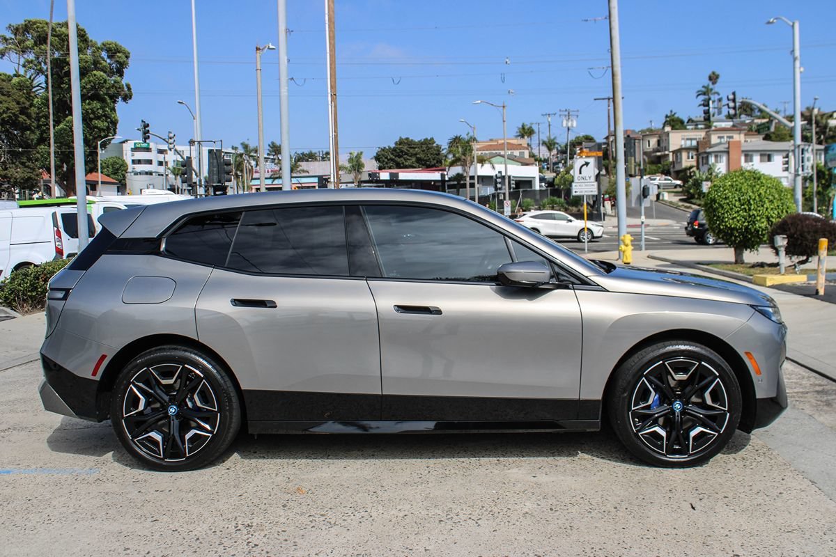 Used 2024 BMW iX xDrive50 w/ Sport Package AWD/4WD image 7