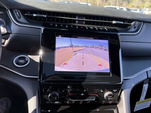 New 2025 Jeep Grand Cherokee Altitude image 19