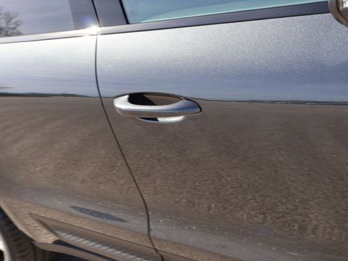 Certified 2025 Porsche Macan image 16