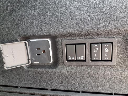 Used 2023 GMC Yukon XL Denali Ultimate AWD/4WD image 39