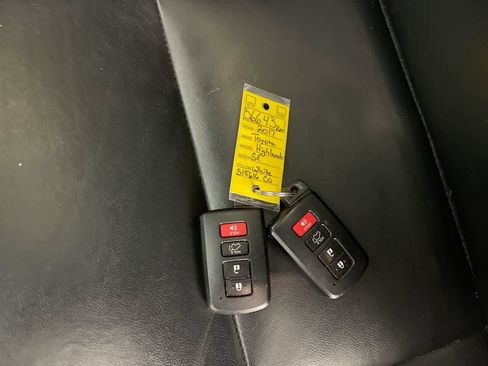 Used 2017 Toyota Highlander SE w/ Carpet Mat Package AWD/4WD image 28