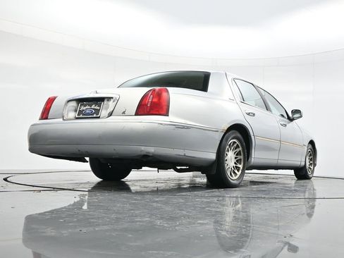Used 2002 Lincoln Town Car Signature image 44