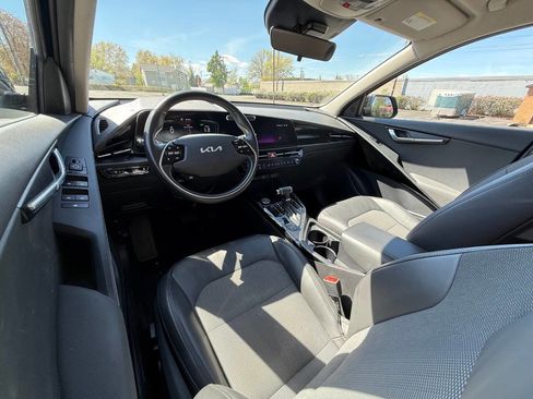Used 2024 Kia Niro EX image 9