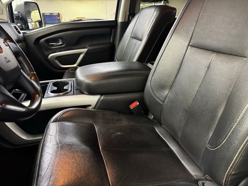 Used 2018 Nissan Titan SL w/ Chrome Package AWD/4WD image 6
