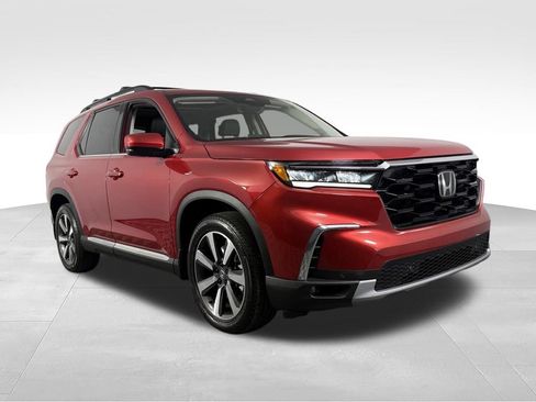 Used 2025 Honda Pilot Touring image 3