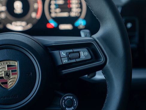 Certified 2025 Porsche Cayenne Coupe image 8