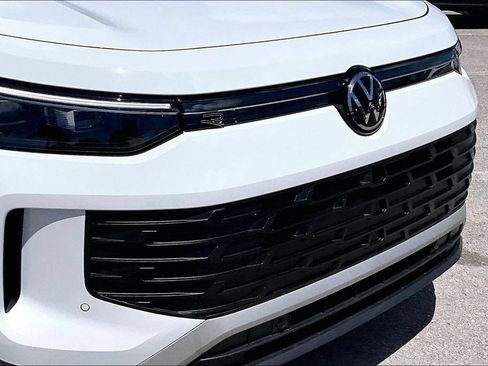 Certified 2026 Volkswagen Tiguan SE w/ Panoramic Sunroof Package FWD image 11