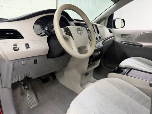 Used 2011 Toyota Sienna LE FWD image 12