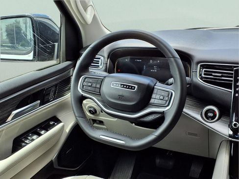 Used 2024 Jeep Wagoneer L Series II RWD image 15